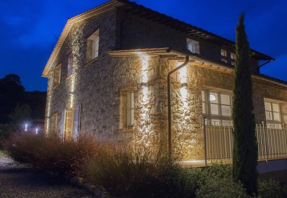 Il casale illuminato in notturna - Rosa dei venti 8