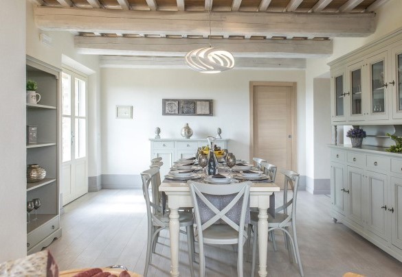 Elegante sala da pranzo comunicante con il salotto e il giardino – Rosa dei Venti 8