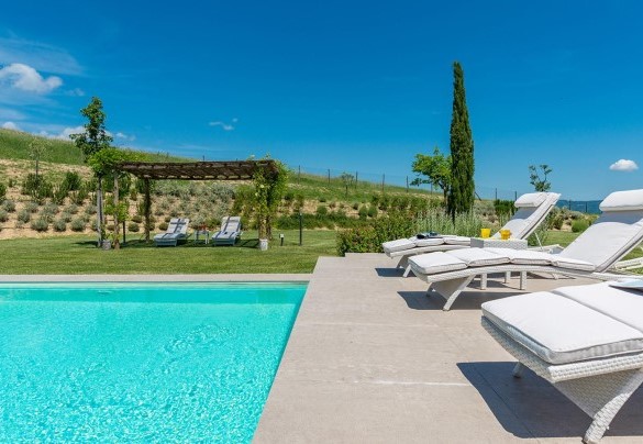 Piscina depurata a sale attrezzata con pergola e lettini - Rosa dei Venti 8