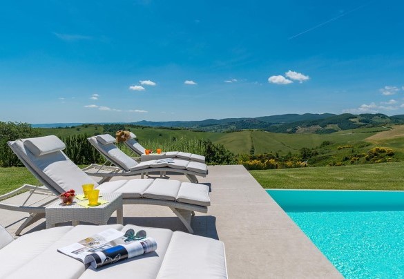 Lettini e tavolini arredano panoramica piscina a sfioro - Rosa dei Venti 8
