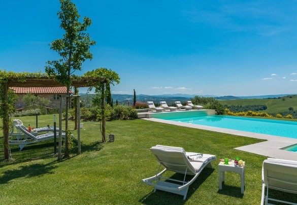 Panoramica piscina a sfioro affacciata su Orvieto e sulle colline Umbre – Rosa dei Venti 8