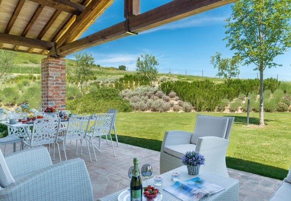 Elegante living esterno sotto al porticato - Rosa dei Venti 8