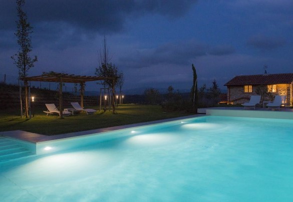 Piscina depurata a sale illuminata nelle ore serali - Rosa dei Venti 8