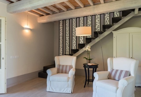Rilassante angolo lettura con alle spalle scala che conduce al primo piano -  Rosa dei Venti 8