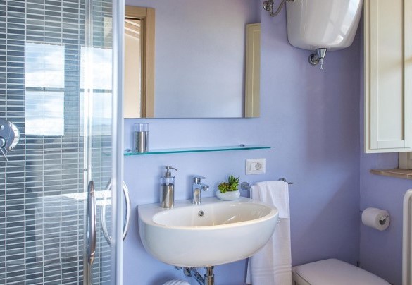 Bagno n.4 con doccia al primo piano, en-suite alla camera matrimoniale n.4 - Rosa dei Venti 8
