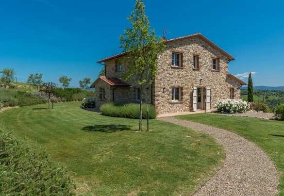 Veduta generale del casale con la porta d’ingresso - Rosa dei Venti 8