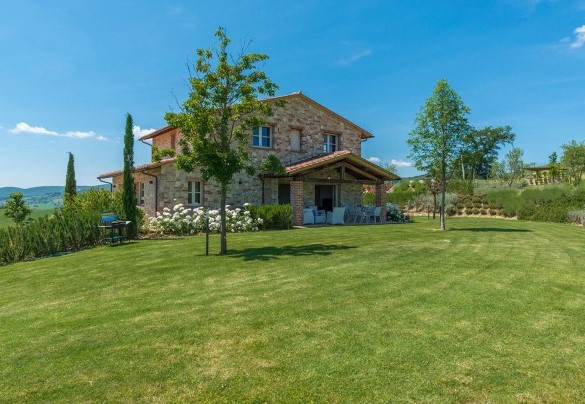 I casale immerso nel verde del circostante parco - Rosa dei Venti 8