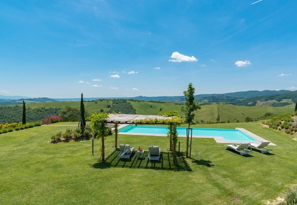 Piscina depurata a sale attrezzata con pergola e lettini affacciata su Orvieto e sulle colline Umbre – Rosa dei Venti 8