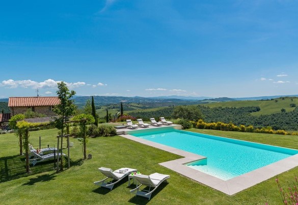 Piscina a sfioro e il casale immersi nel verde del circostante parco e delle colline Umbre - Rosa dei Venti 8
