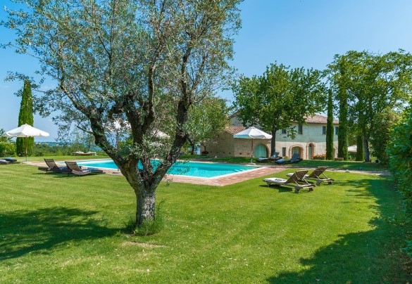 The pool is immersed in an English lawn - San Francesco