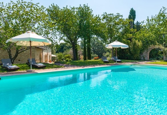 The solarium area is a beautiful green lawn equipped with sun loungers, chairs, tables, and umbrellas - San Francesco