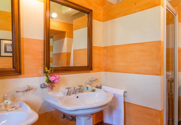 The en-suite bathroom with a shower - San Francesco