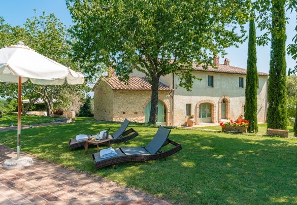 The pool is located just a few meters away in a splendid panoramic position overlooking the Tuscan hills - San Francesco