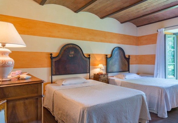 The ground floor twin bedroom overlooks the outside - San Francesco