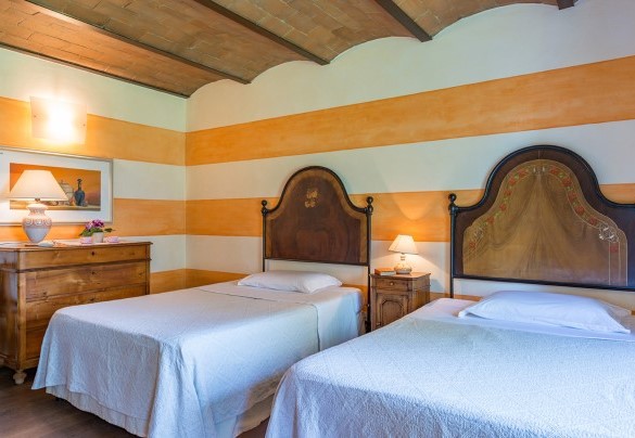 The ground floor twin bedroom with an en-suite bathroom - San Francesco