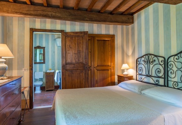 The ground floor double bedroom with en-suite bathroom - San Francesco