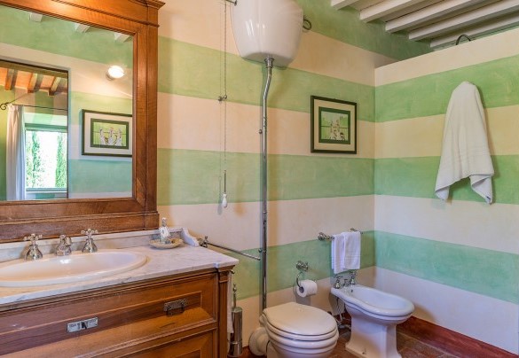 The en-suite bathroom with a shower - San Francesco