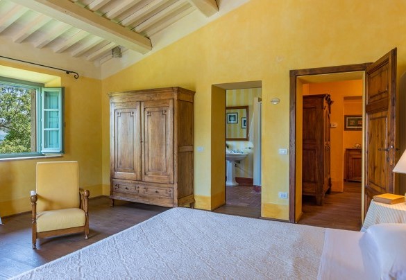 The first-floor double bedroom with an en-suite bathroom - San Francesco