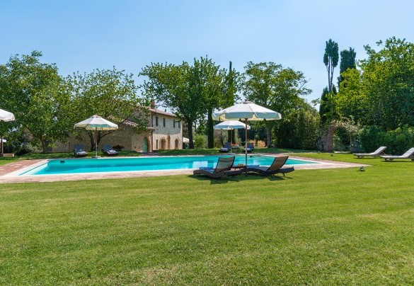 The pool is immersed in an English lawn - San Francesco