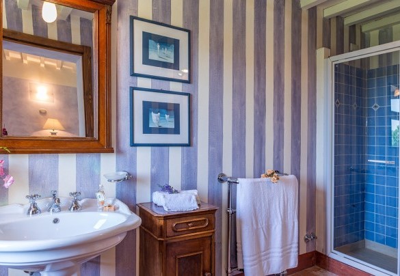 En-suite bathroom with a shower - San Francesco