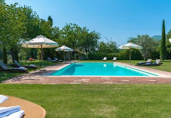 The pool is surrounded by a terracotta border - San Francesco