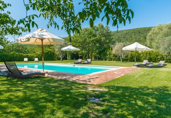 The pool overlooks the Tuscan hills - San Francesco