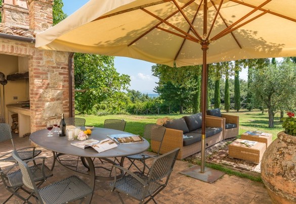 Charming patio, equipped with barbecue, wood-burning oven, and tables with chairs - San Francesco