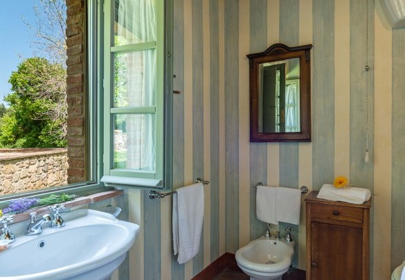 The en-suite bathroom with a shower - San Francesco