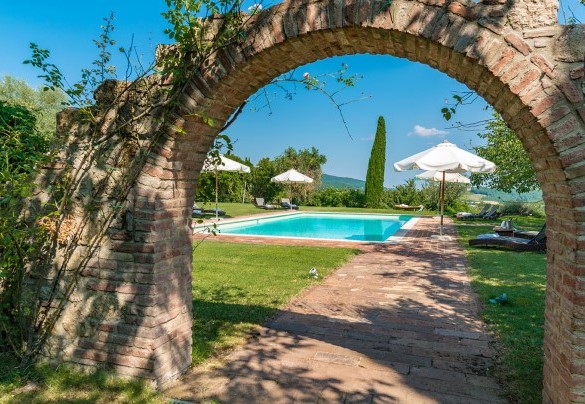 An arch surrounds the passage to the pool - San Francesco