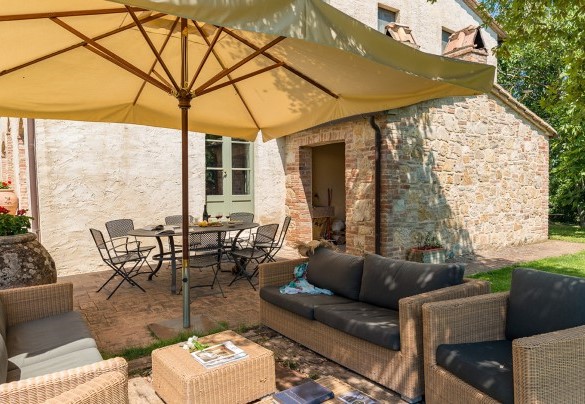 Charming patio, equipped with barbecue, wood-burning oven, and tables with chairs - San Francesco