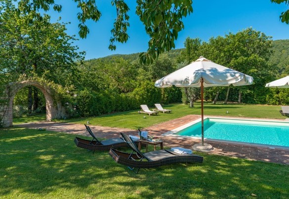 An arch surrounds the passage to the pool - San Francesco