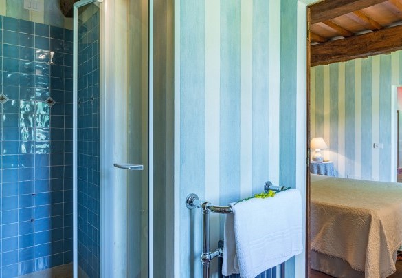 The en-suite bathroom with a shower - San Francesco