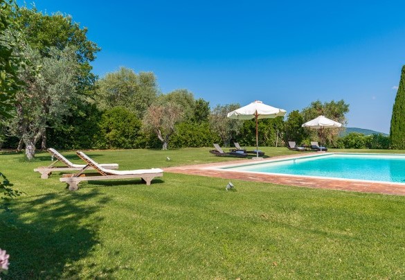 The pool overlooks the Tuscan hills - San Francesco