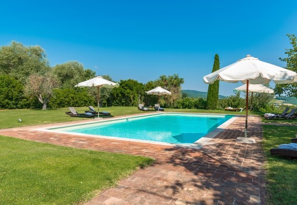 The pool overlooks the Tuscan hills - San Francesco