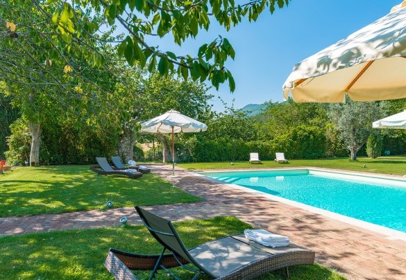 The pool is surrounded by a terracotta border - San Francesco