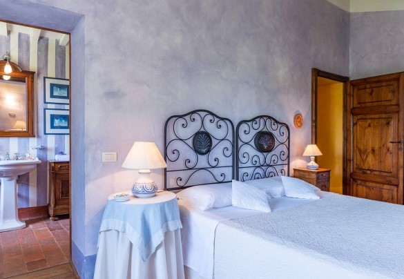 First-floor double bedroom with an en-suite bathroom - San Francesco