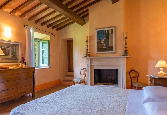 The double bedroom with a ornamental fireplace - San Francesco