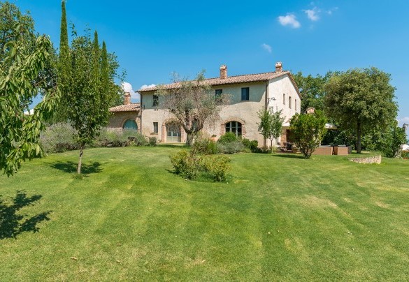 The house is nestled in the greenery of the Tuscan countryside - San Francesco