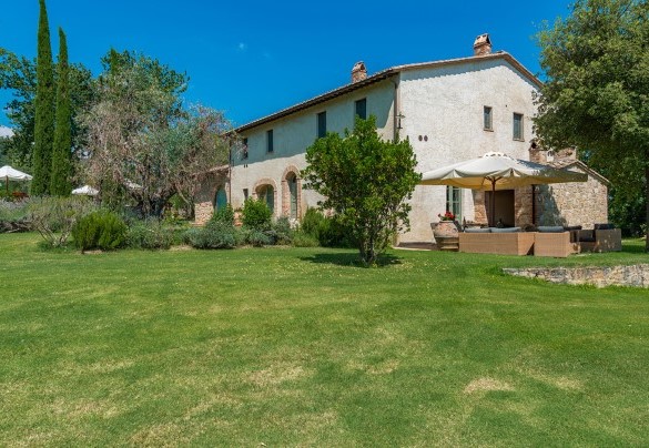 The villa is surrounded by forests of oaks and oaks of Monte Cetona - San Francesco