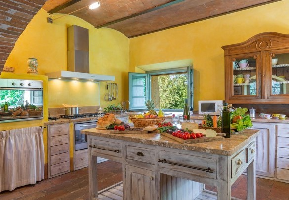 The rustic-style kitchen is fully equipped - San Francesco
