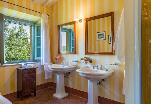 The en-suite bathroom with a double sink - San Francesco