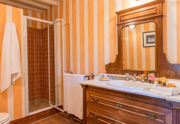 The en-suite bathroom with a shower - San Francesco