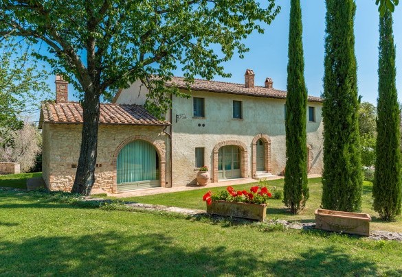 Il casale è immerso nel verde della campagna toscana - San Francesco