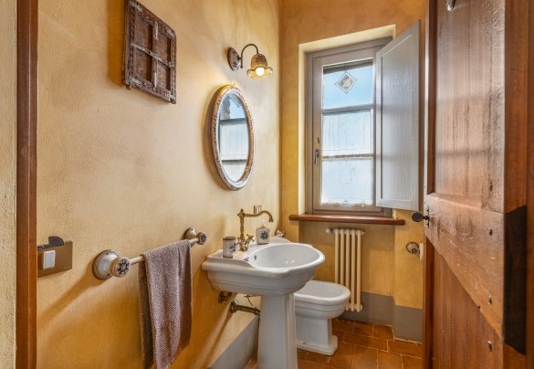 Bathroom with shower n.2 at the first floor next to bedroom n. 2 - San Rocco