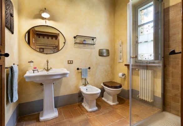 Bathroom with shower n.1 at the first floor en-suite with bedroom n. 1 - San Rocco