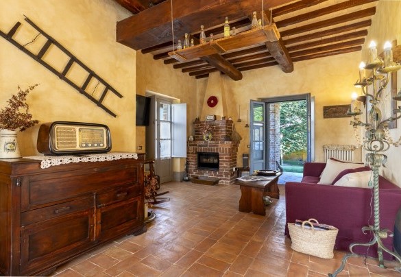 Sitting area with sofa, fireplace and satellite TV - San Rocco
