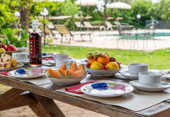 Outdoor dining table shaded by a pergola - Sangiovese