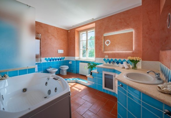 Bathroom with shower and whirlpool tub no. 3 on the first floor (unit 1) - Sangiovese
