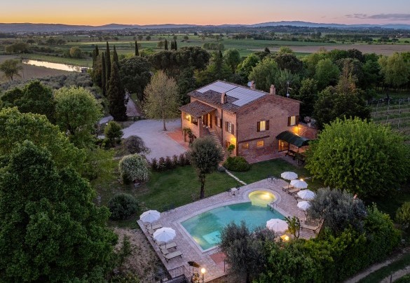 Cultivated fields, olive groves, and vineyards naturally define the property boundaries - Sangiovese