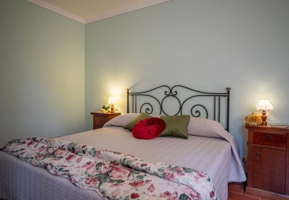 Double bedroom no. 6 with king-size bed on the first floor (unit 2) - Sangiovese
